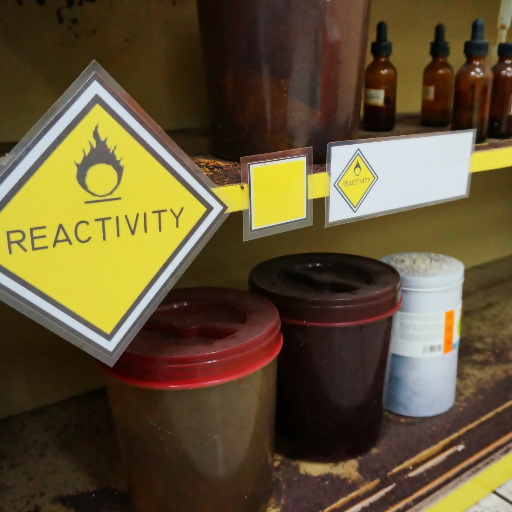 Manipulați și depozitați în siguranță materialele reactive