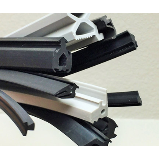 Was sind die Unterschiede zwischen Gummiformen und Extrudieren
