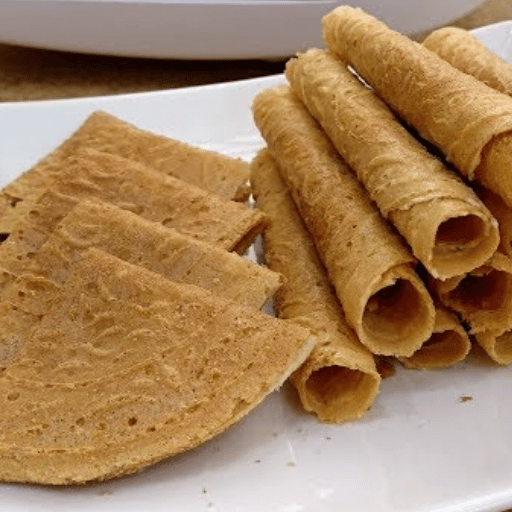 Un biscuit, multe nume: rulouri de biscuiți, scrisori de dragoste și Kuih Kapit